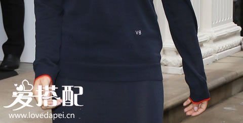 贝嫂“维多利亚”最新穿衣街拍：海军蓝毛衣+黑色半身裙